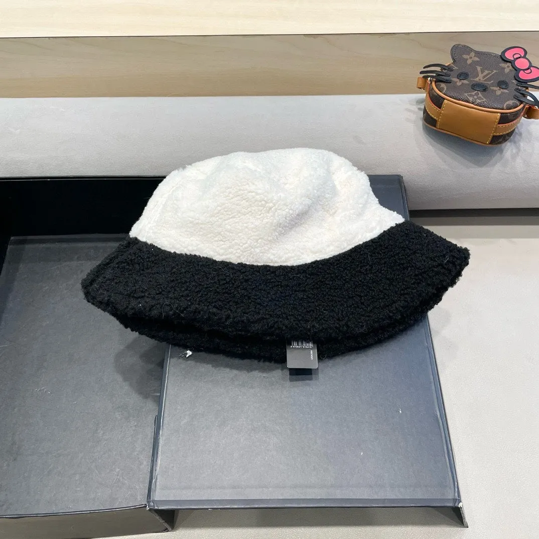 BUCKET HAT IN BLACK MIX WHITE LAMB WOOL 431621