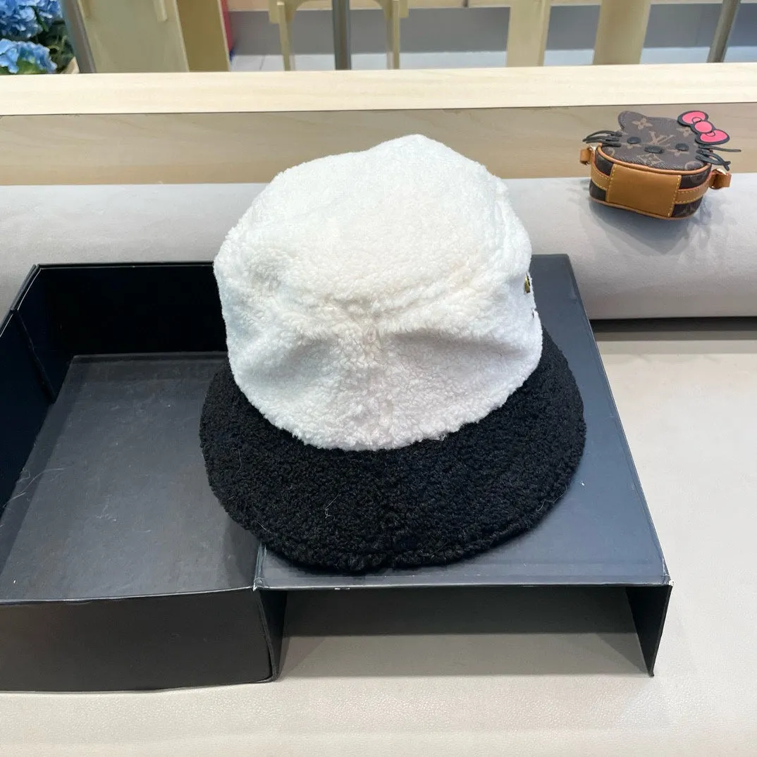 BUCKET HAT IN BLACK MIX WHITE LAMB WOOL 431621