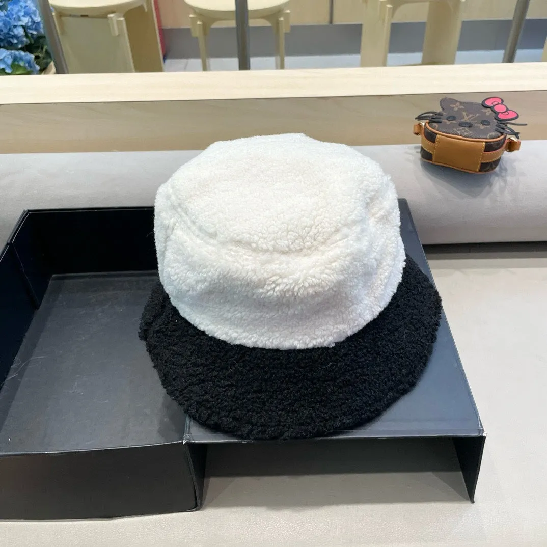 BUCKET HAT IN BLACK MIX WHITE LAMB WOOL 431621